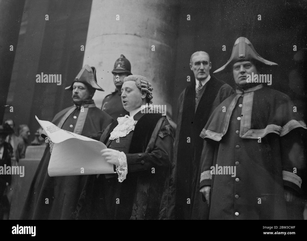 Common crier reads proclamation dissolving parliament from Royal exchange steps in London . The crowd listening to the proclamation being read . 26 October 1935 Stock Photo