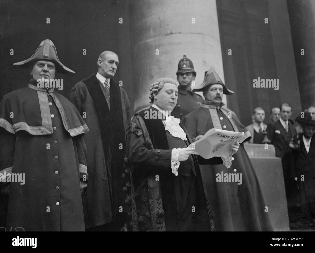 Common crier reads proclamation dissolving parliament from Royal exchange steps in London . The crowd listening to the proclamation being read . 26 October 1935 Stock Photo