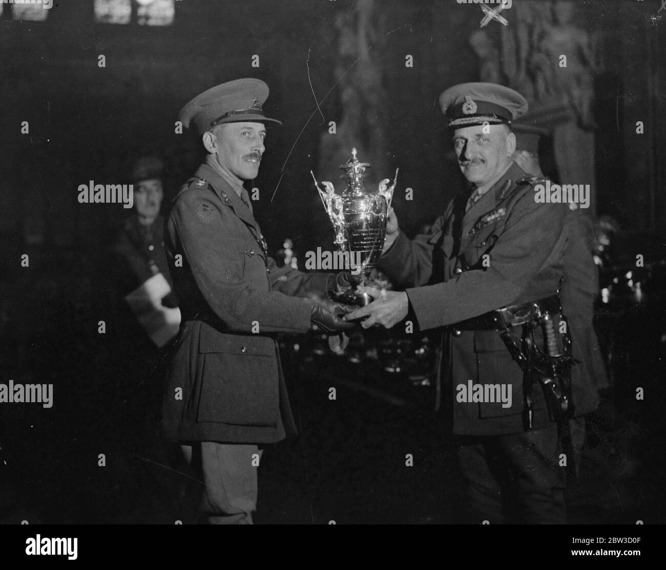 Adjutant General to the forces presents King 's Artillery Prize at the Guildhall . Lieut General Sir Harry W S Knox presenting the King 's Prize , won by 59th ( 4th West Lands ) Medium Brigade to the Commanding Officer , Lieut Col V R Cotton . 26 October 1935 Stock Photo