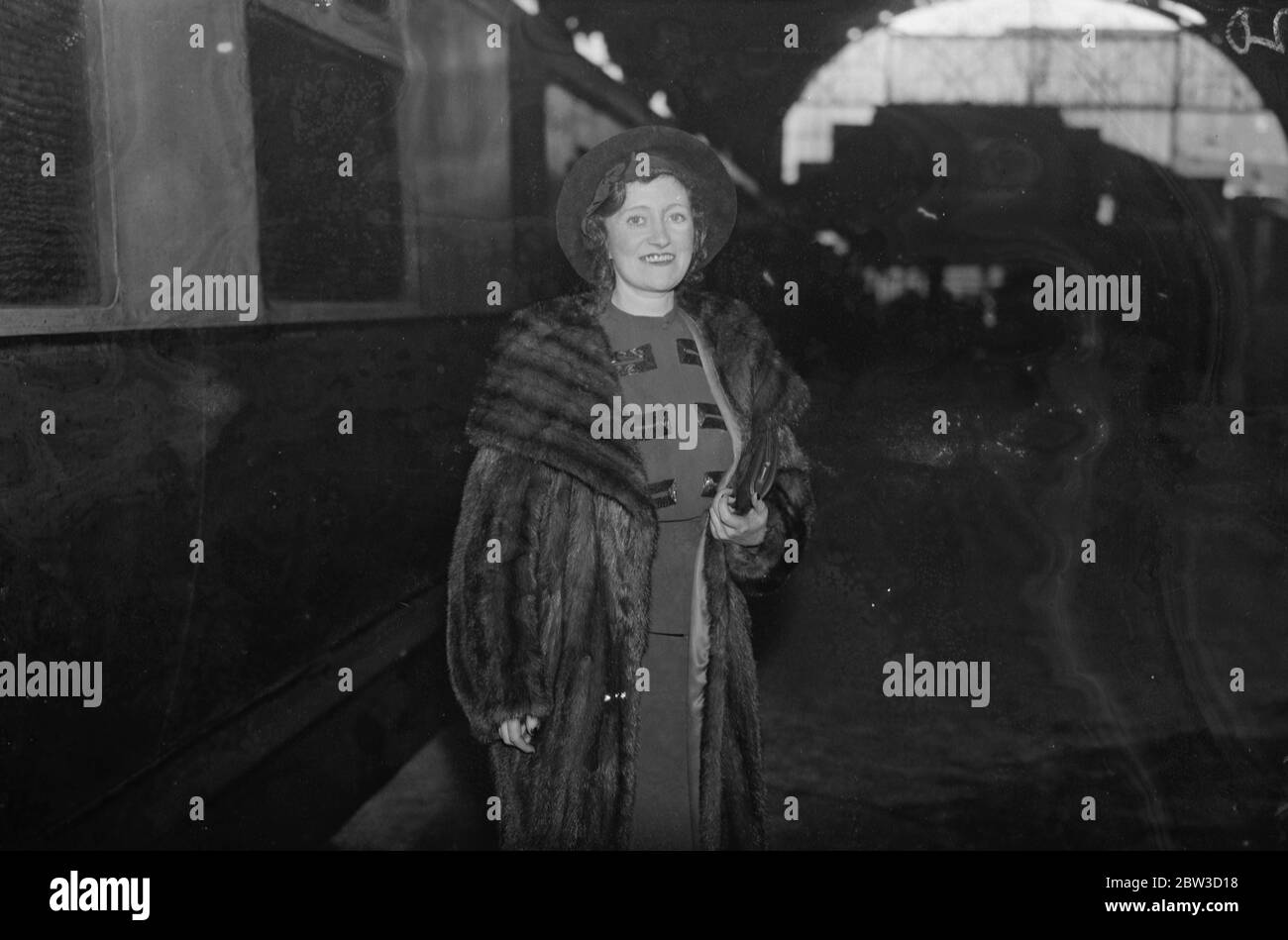 Josie Fearon arrives in London - to make operatic film in America . Miss Josie Fearon on arrival at Paddington . 25 October 1935 Stock Photo