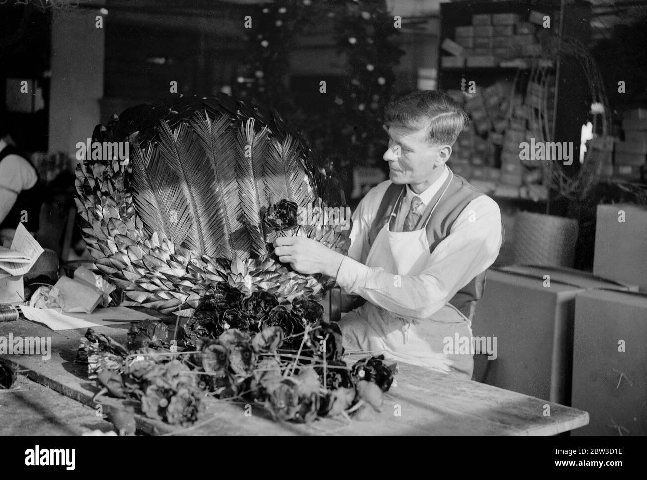 Ex servicemen making King 's wreath for Armistice Day at British Legion factory , Richmond , Surrey . 26 October 1935 Stock Photo