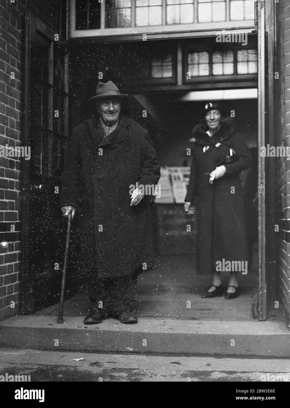 104 year old Southampton man walks to polling booth . Mr J Miles , 104 year old ladder maker recorded his vote at Shirley , Southampton ( Seen here arriving at to record his vote ) . 14 November 1935 Stock Photo