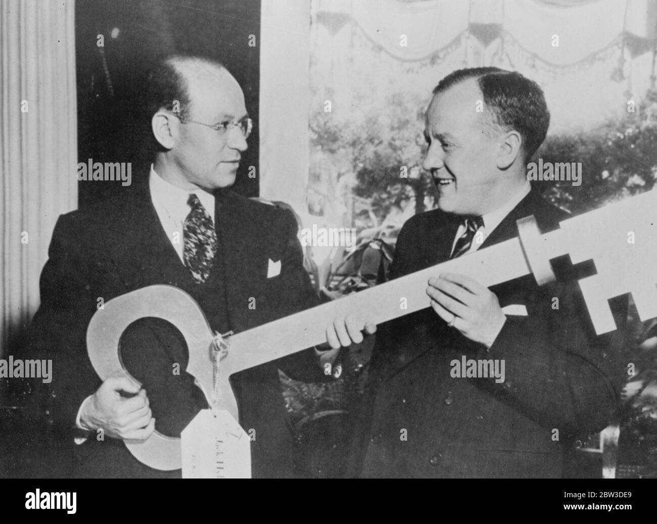 The right key : Jack Hylton gets a civic welcome in Chicago . Mr Bernett Hodes , Corporation Counsel of Chicago , handing the  Key to the City  to Jack Hylton ( right ) . 7 November 1935 Stock Photo