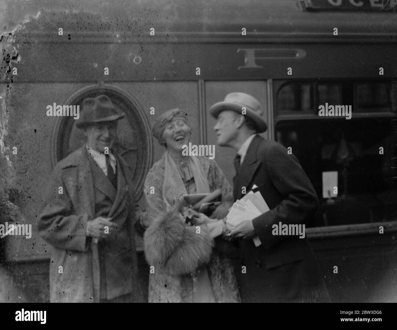 Affectionate send off for Charlotte Greenwood . Goodbye kisses for Charlotte Greenwood from Joe Coyne and Conrad Naged . 16 October 1935 Stock Photo