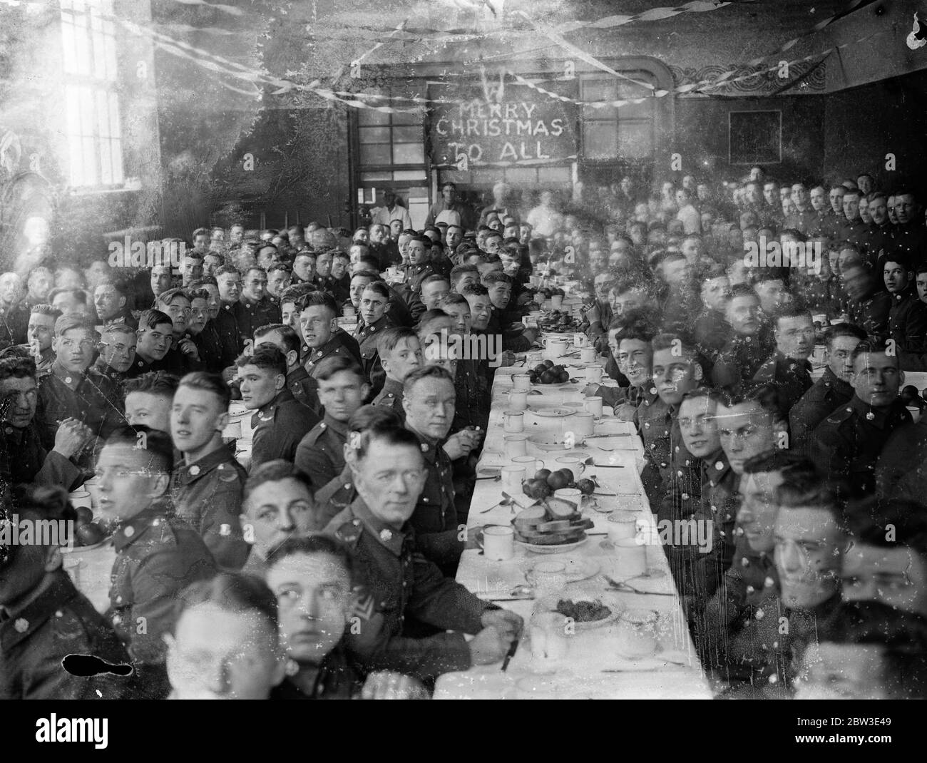 Men of the 1st Battalion East Lancashire Regiment enjoy Christmas dinner at Brebach . 26 December 1934 Stock Photo