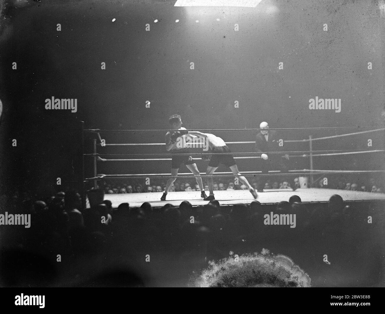 Kid Berg , lightweight boxing champion of Great Britain , wins against Gustave Humery in London . 21 January 1935 Stock Photo
