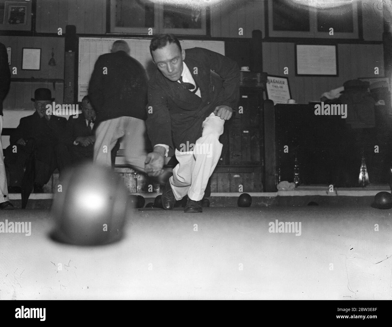 Indoor bowls in London , H Slater , the international bowls champion . December 1934 Stock Photo