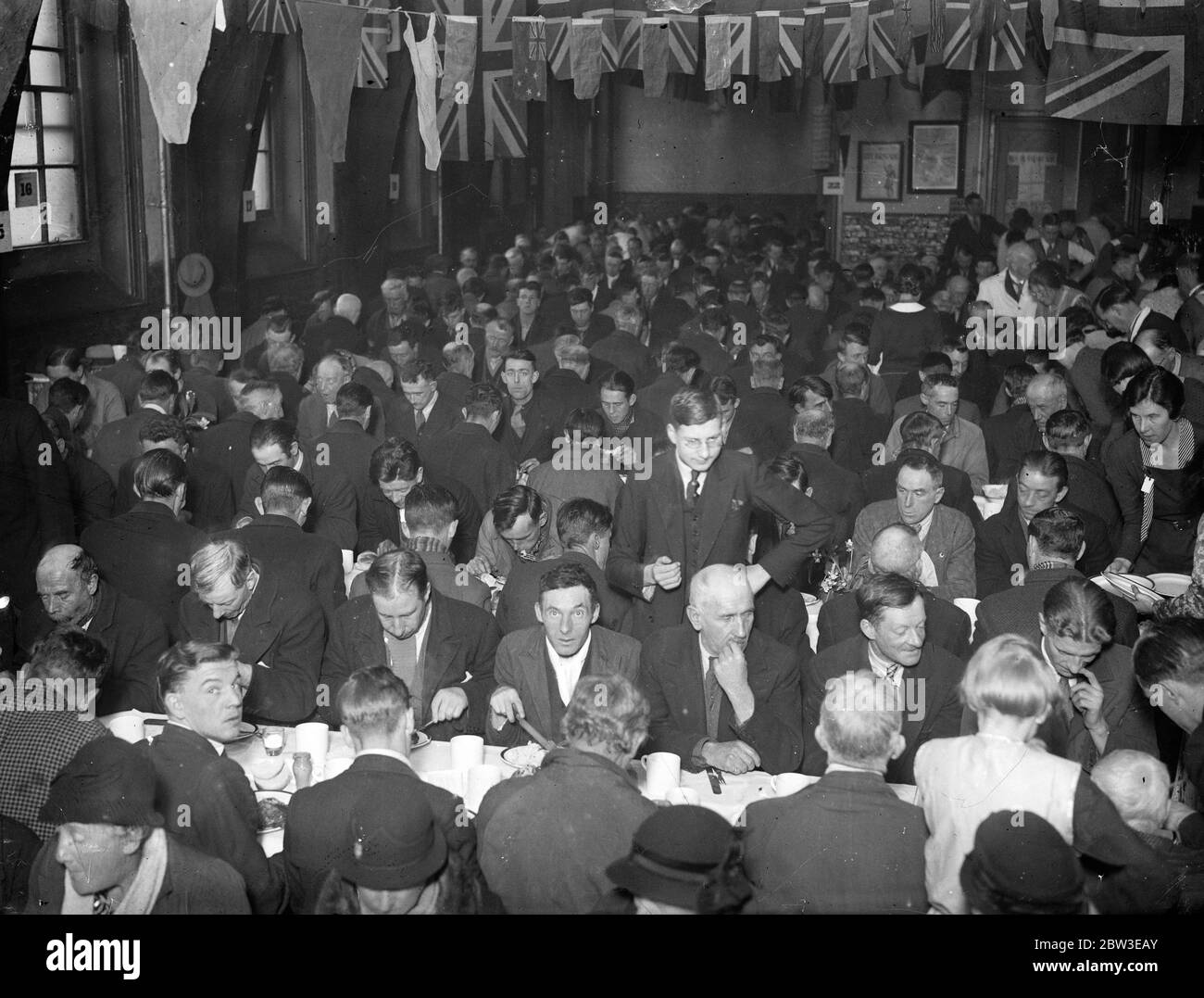 The biggest Christmas dinner . Thousands make merry . Dinner for destitute men and women at Field Lane Institution , Clerkenwell . 26 December 1934 Stock Photo