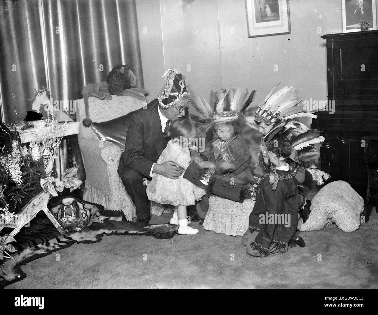 Mr J H Thomas tells a fairy story to his grandchildren . 26 December 1934 Stock Photo