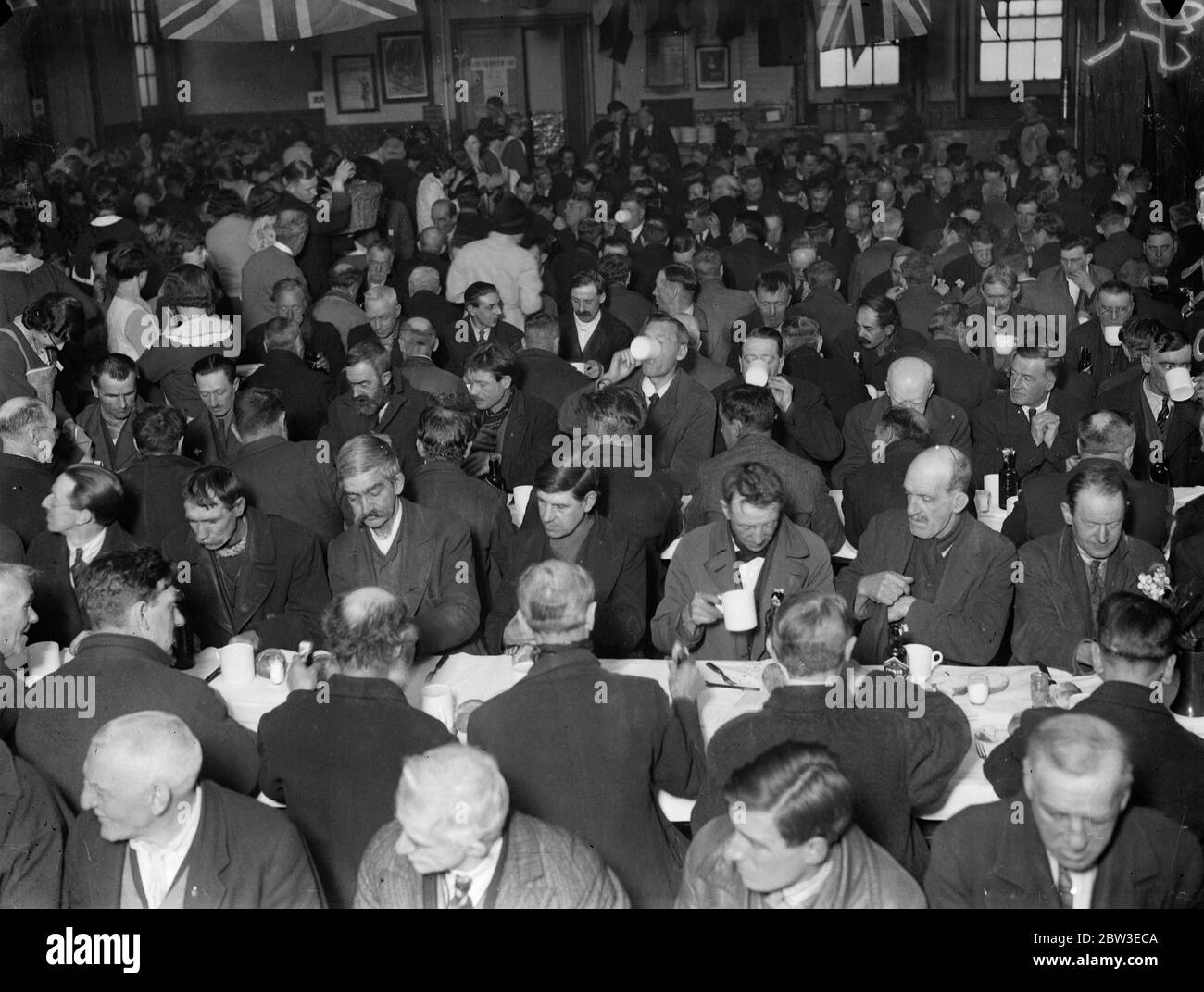 The biggest Christmas dinner . Thousands make merry . Dinner for destitute men and women at Field Lane Institution , Clerkenwell . 26 December 1934 Stock Photo