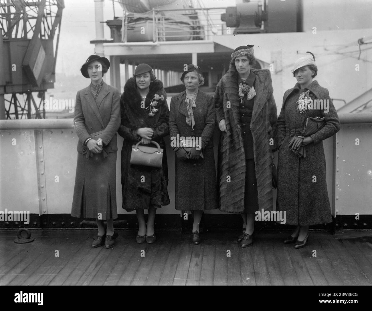 Women squash players leave London to compete in American squash championship . Photo shows , the Hon Anne Lytton Milbanks ( captain ) , Miss Margaret Lamb , Mrs Ian Mackechnie , Miss Nora Kelman , Miss Betty Cooke and Miss Rachel Sykes are in the team . 24 January 1935 Stock Photo