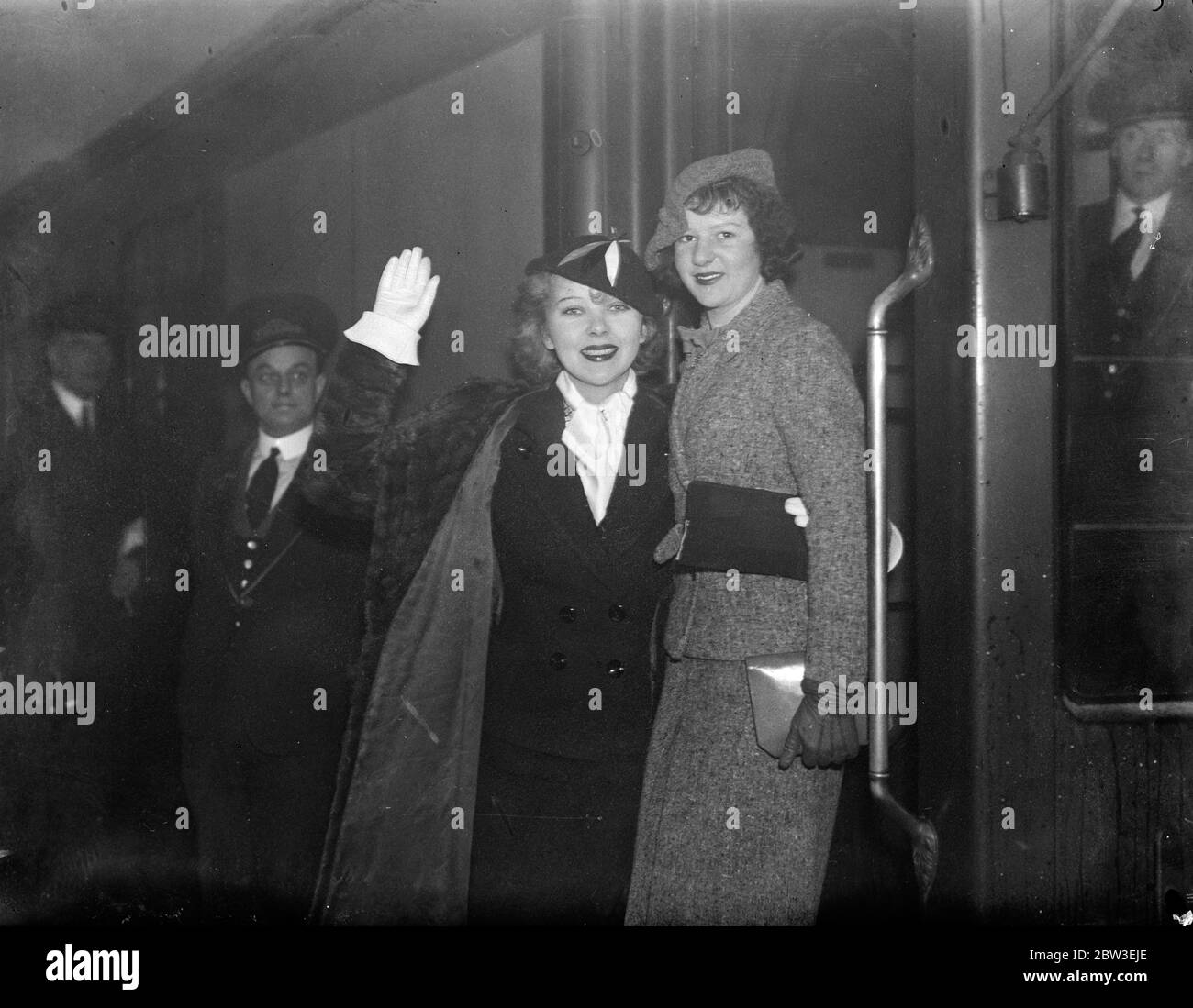 British screen actress , Ida Lupino , goes back to America with her sister . 9 January 1935 Stock Photo