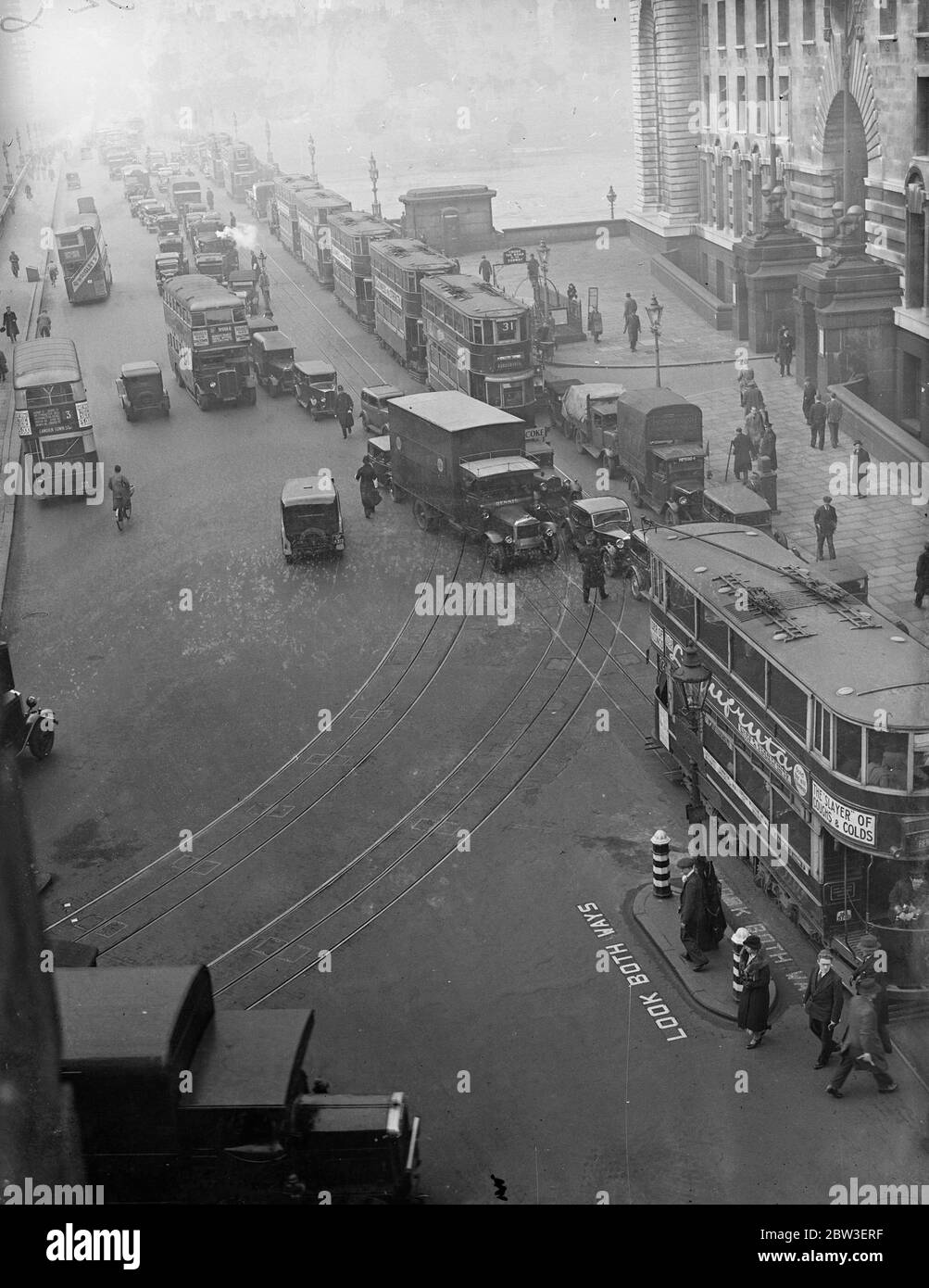 Westminster Bridge , London , traffic hold up . 14 January 1935 Stock Photo