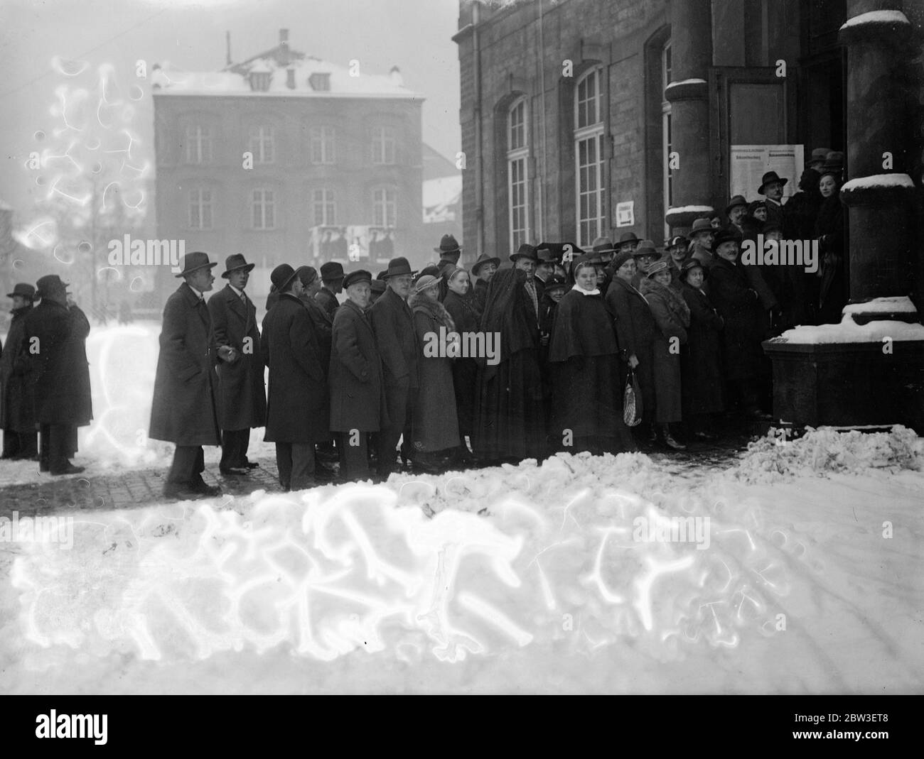The Saar Plebiscite . Voters wait in the cold and the snow from dawn to the opening of the polling booths . 13 January 1935 Stock Photo