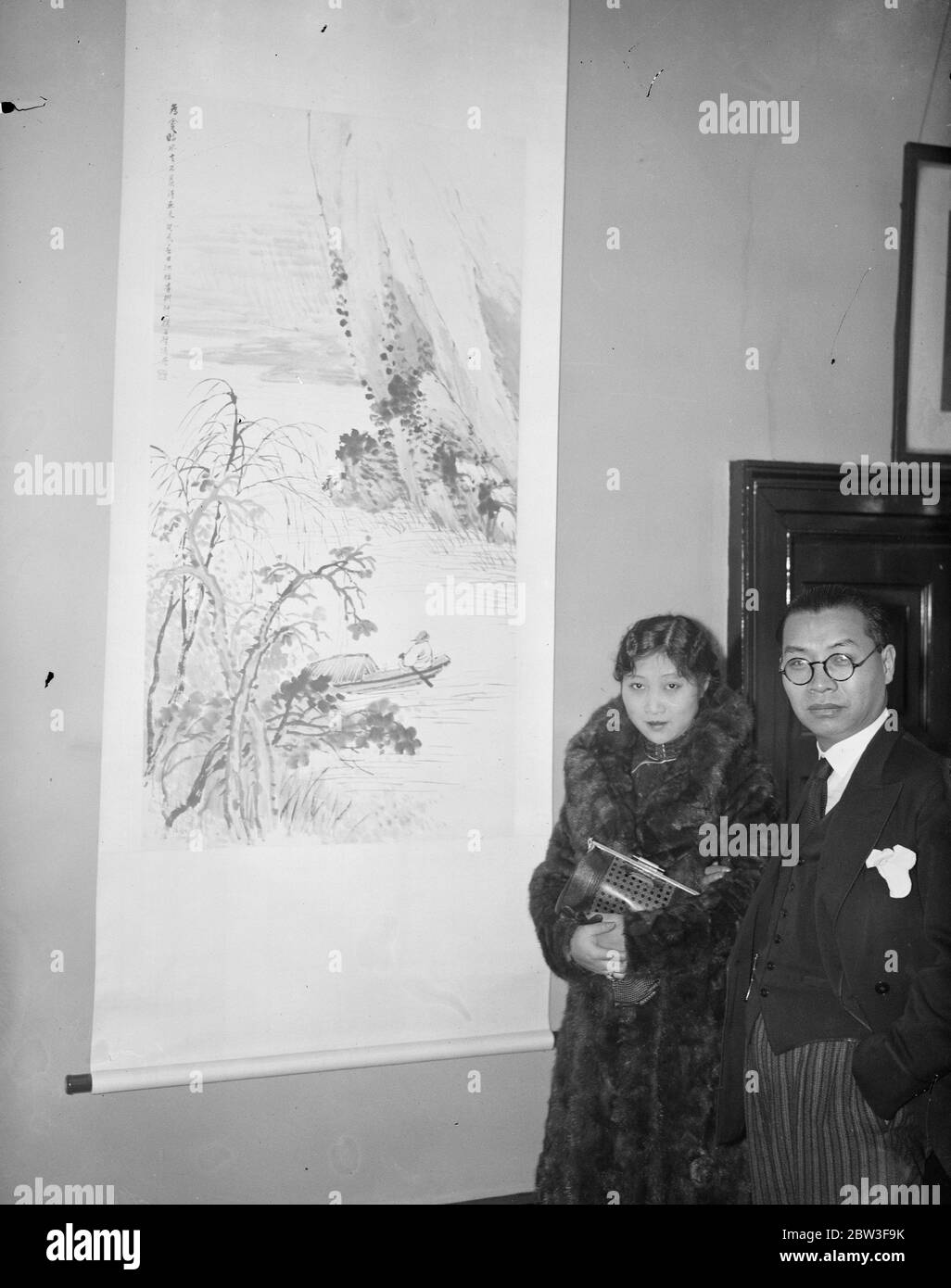 Ambassador of modern Chinese art in London . To hold exhibition of works valued at Â£200,000 . Professor Liu Hai Sou and his wife . 23 January 1935 Stock Photo