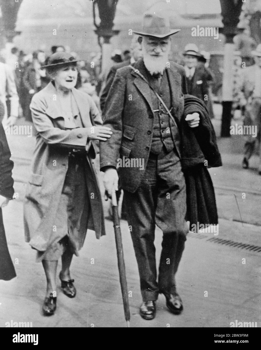 Mr Bernard Shaw and his wife in Los Angeles . Mr George Bernard Shaw arrived in Los Angeles with his wife during his world tour . Mr Shaw surprised the natives by refraining from comment . Photo shows , Mr George Bernard Shaw and his wife in Los Angeles . 18 March 1936 Stock Photo
