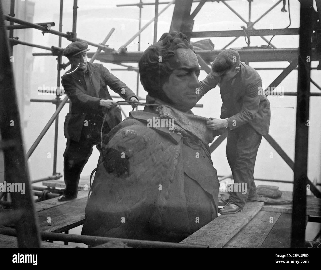 Statue of William IV opposite London Bridge being removed to Greenwich . 23 January 1935 Stock Photo