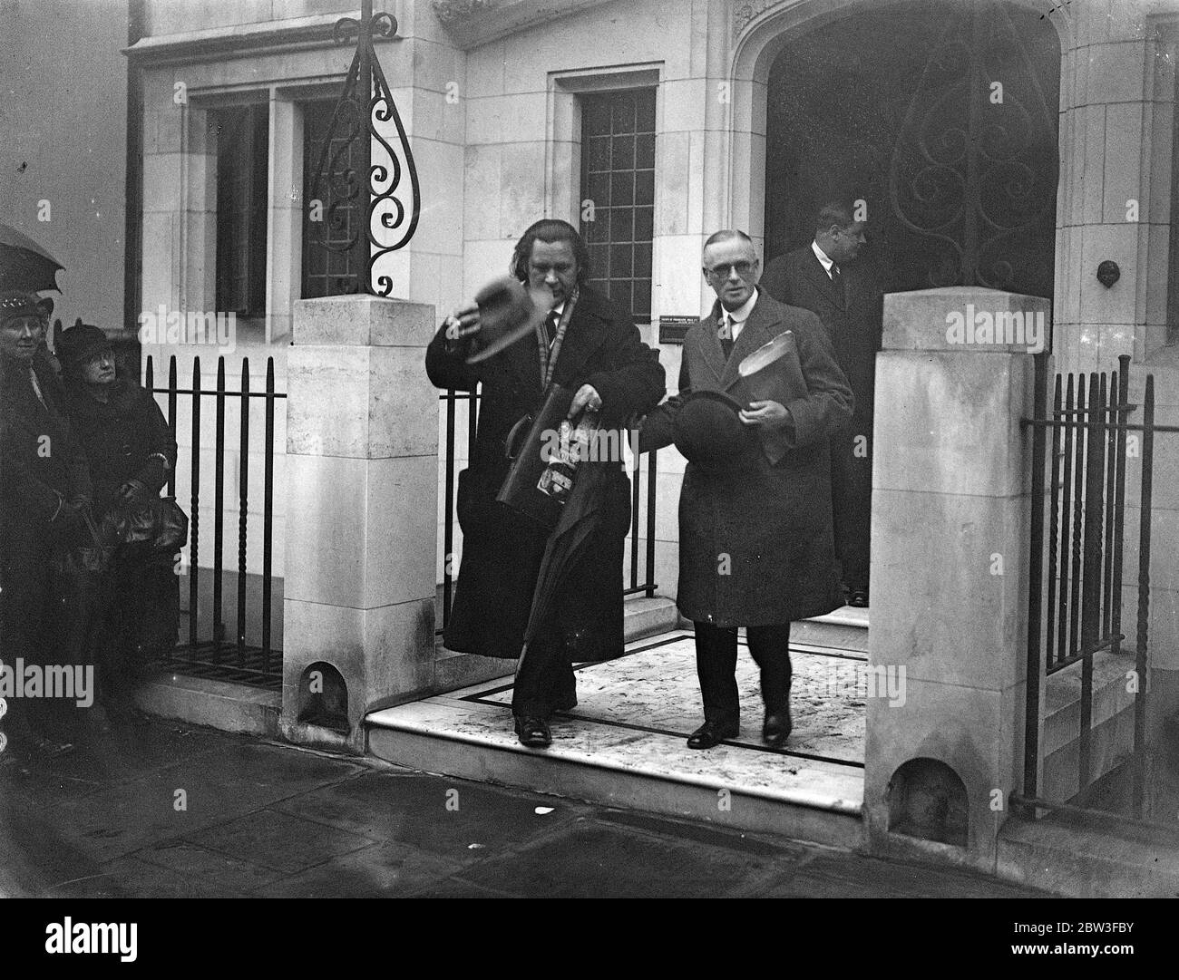 Red Indian Chief sings at Lady Caillards funeral service . Chief Os-Kt-San-Ton leaving after the service at The Belfry , London . 21 January 1935 Stock Photo