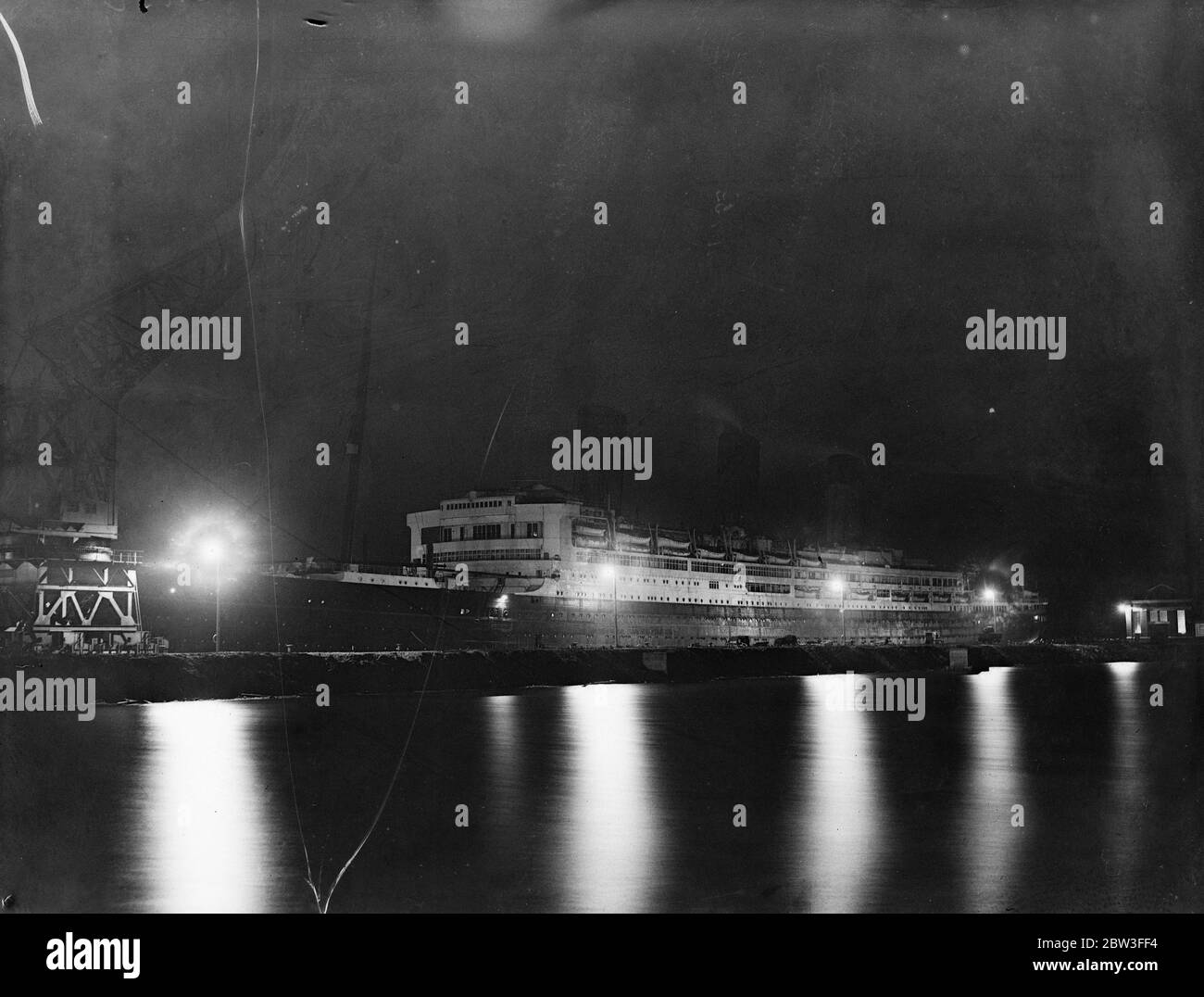 The  SS Majestic  under powerful lights in drydock at Southampton . 25 January 1935 Stock Photo