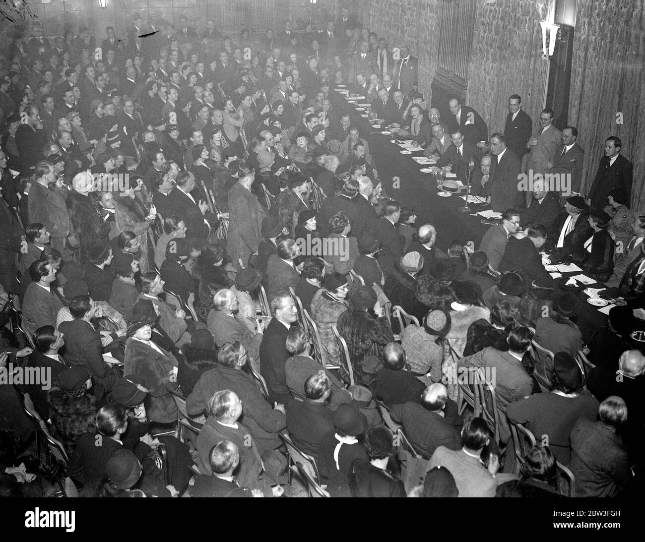 Stage folk hold mass meeting to discuss ' closed shop ' dispute between their Trades Union ,  Equity  and Drury Lane . Actor , Godfrey Tearle speaking . 26 January 1935 Stock Photo