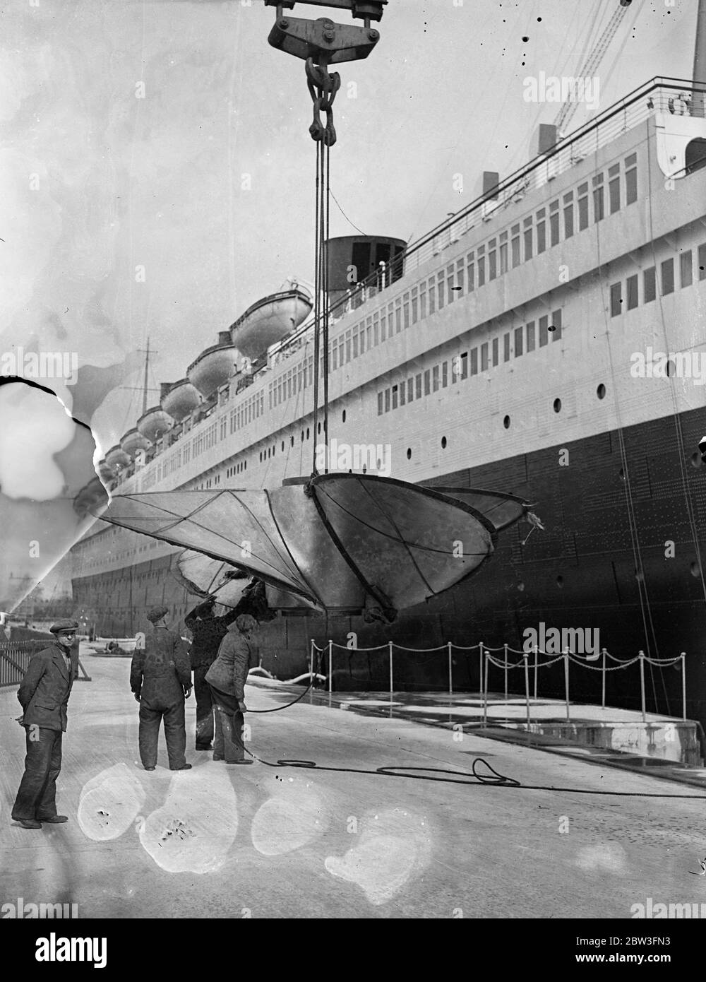 Queen Mary ' s propellers replaced in dry docks . The four propellers
