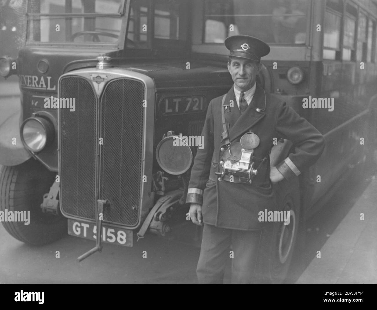 Bus conductor stops runaway horse . 6 February 1935 Stock Photo