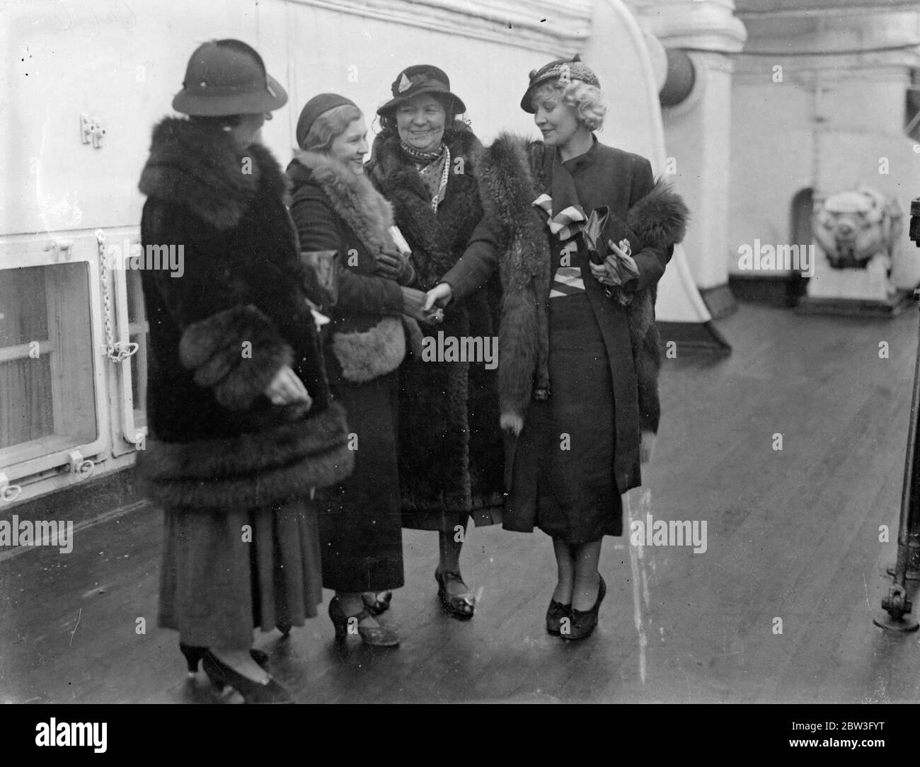 Vera Hilton , daughter of London street trader , returns to America to marry husband . 6 February 1935 Stock Photo