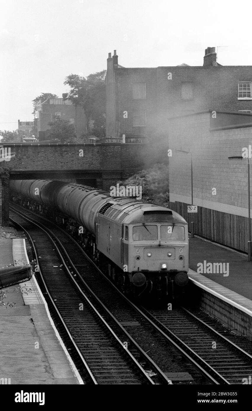 Class 47 diesel locomotive No. 47276 pulling Procor and Elf tanks at Caledonian Road and Barnsbury station, London, UK. 8th September 1986. Stock Photo