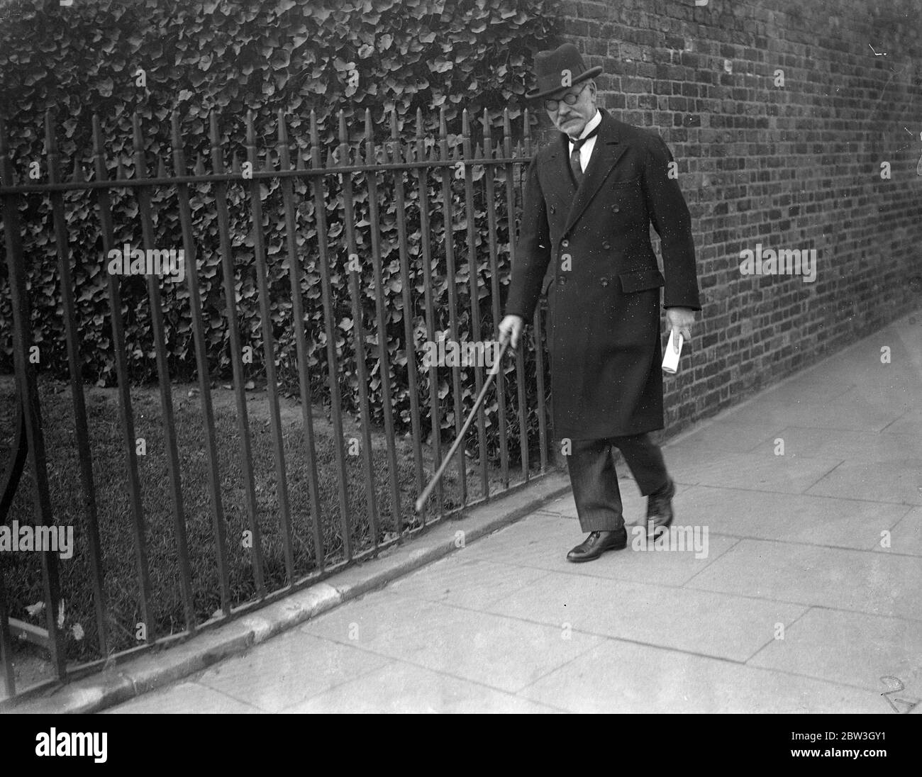 Mr Ramsay macdonald leaves after League Council meeting . Delegates left St James ' Palace after the League Council had met to hear Germany ' s case for reoccupation of the Rhineland put by Herr von Ribbentrop , chief German delegate . Photo shows , Mr Ramsay Macdonald leaving after the meeting . 19 March 1936 Stock Photo