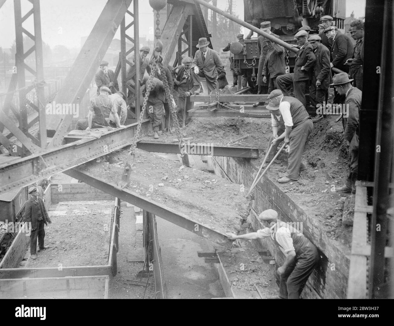 Railway replaced between time table schedules at Reading . Without interuption to the timetable , Great Western Railway workmen have replaced the bridge leading into Reading . 17 June 1935 Stock Photo