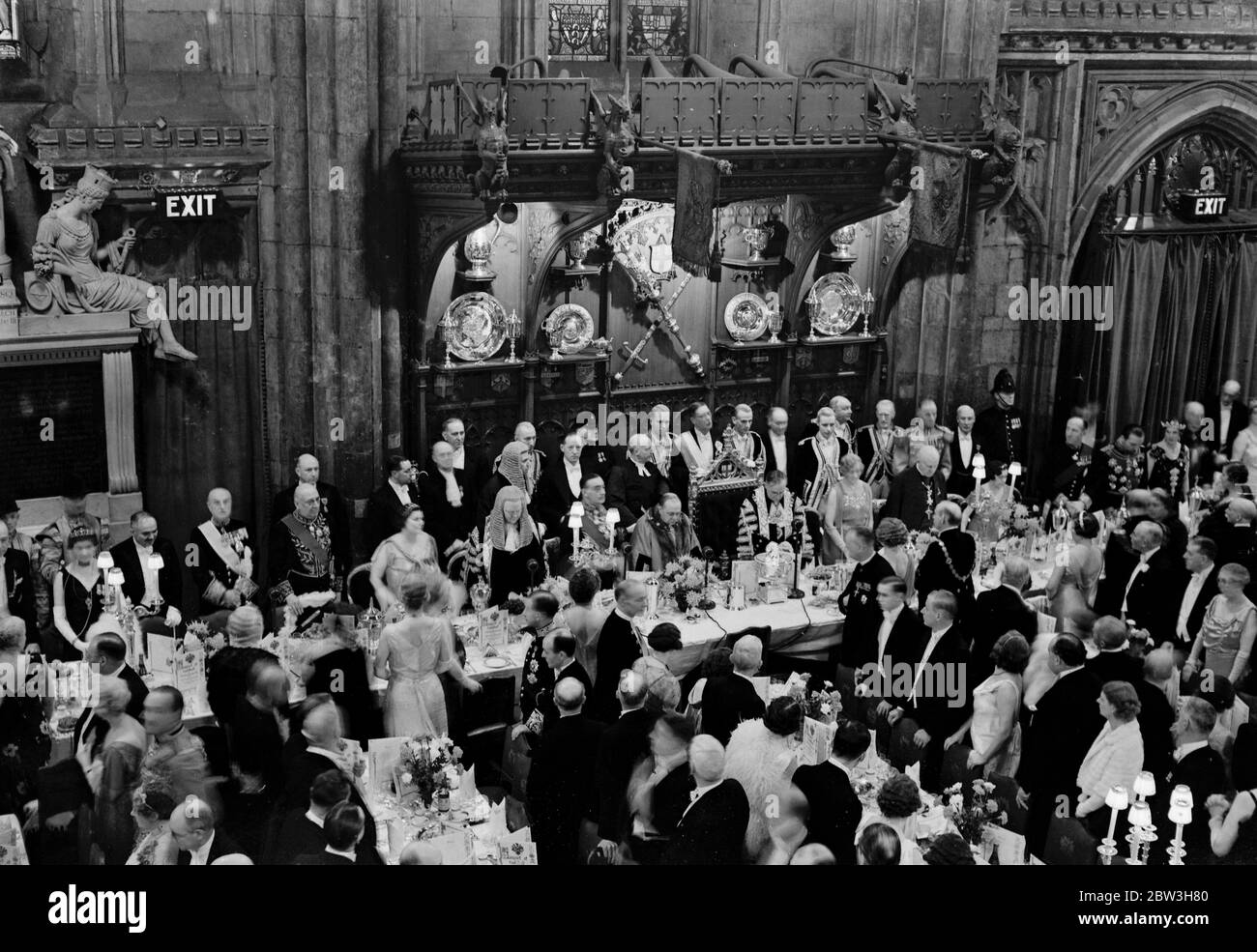 Sir Percy Vincent presides at Lord Mayor 's banquet in Guildhall . The head of the table as Grace was said . On the right of the new Lord Mayor ( seen in centre ) is the retiring Lord Mayor , Sir Stephen Killik , and on left , the Lady Mayoress , Lady Vincent . 9 November 1935 Stock Photo