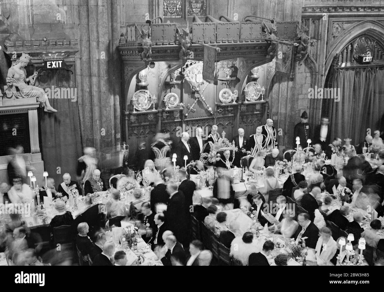 Sir Percy Vincent presides at Lord Mayor 's banquet in Guildhall . The head of the table as Grace was said . On the right of the new Lord Mayor ( seen in centre ) is the retiring Lord Mayor , Sir Stephen Killik , and on left , the Lady Mayoress , Lady Vincent . 9 November 1935 Stock Photo