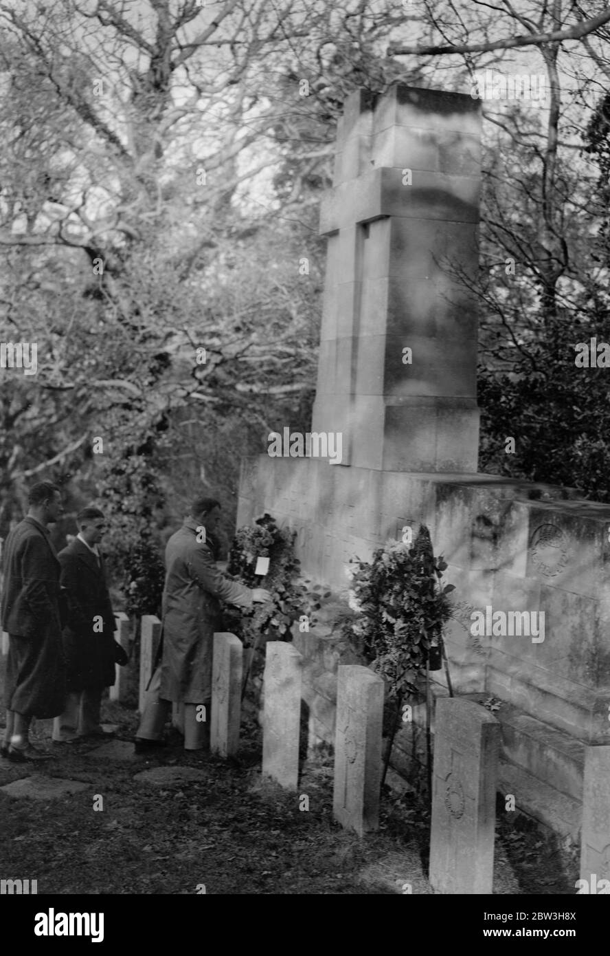 All Blacks pay tribute to fallen countrymen at Brockenhurst . Placing the wreath on the memorial . 9 November 1935 Stock Photo