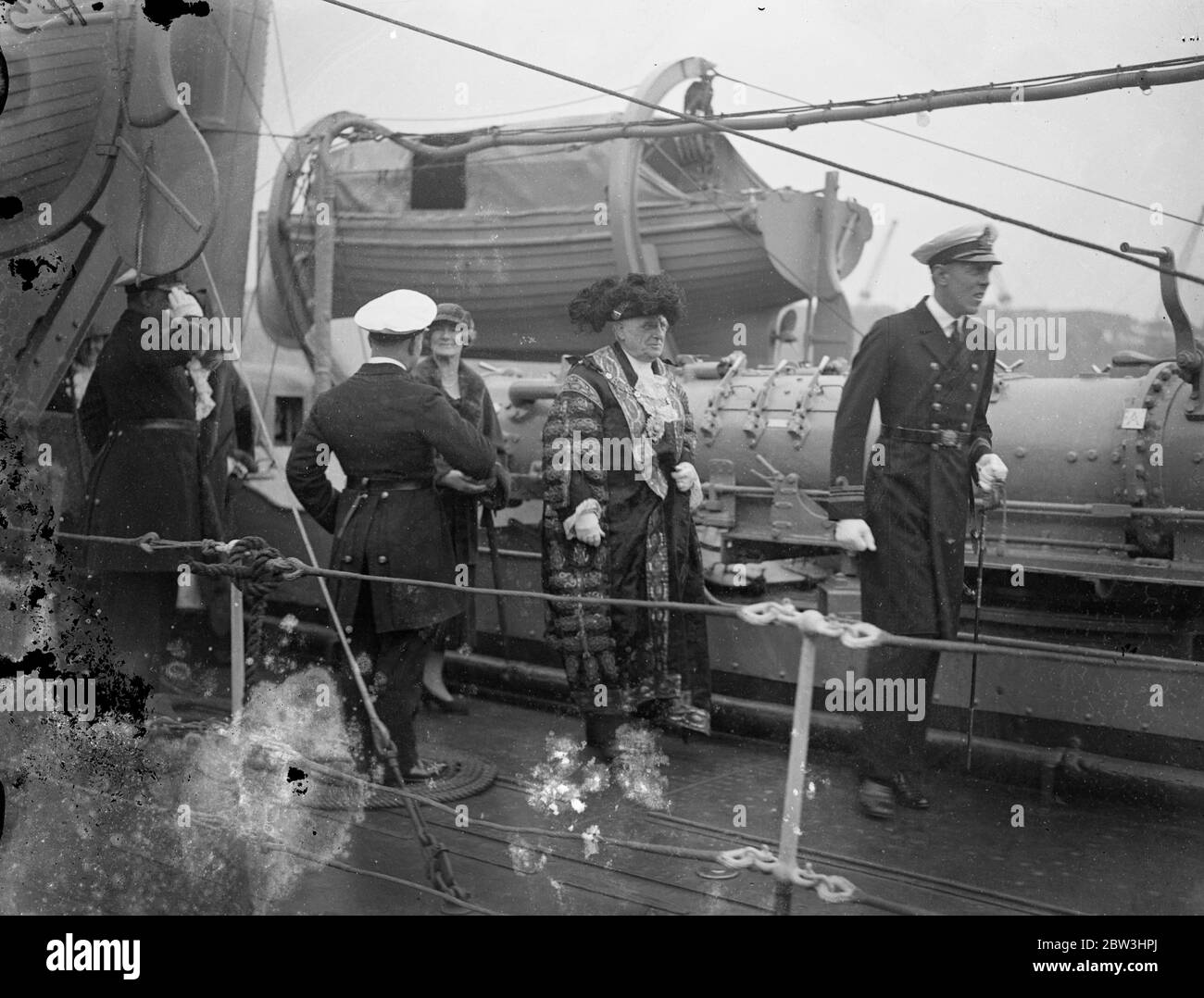 The Lord Mayor of London embarks on destroyer in Poo to open Chatham Navy week. Piped aboard as Admiral. The Lord Mayor of London, Sir Percy Vincent, embarked on destroyer Scimitar (H21) in the manner worded pool of London for Chatham , where he will open the Navy week. He was received at the gangway as Admiral of the Port of London and was piped aboard customary ceremony. Foto short shows, the Lord Mayor, Sir Percy Vincent, going aboard HMS Scimitar . 31 July 1936 Stock Photo