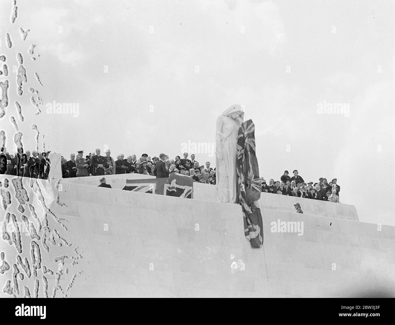 The King Unveils Canada ' s Memorial To War Dead At Vimy Bridge . Ex - Servicemen Among Enormous Crowd . King Edward , in the presence of President Lebrun of France and six thousand Canadian war veterans , unveiled the impressive memorial to the 11,700 Canadians who fell on the battlefields over which the monument now towers at Vimy Ridge , near Arras , France . Thousands who had made special pilgrimage from Canada were among the enormous crowds gathered for the ceremony . Photo shows : The scene directly after the unveiling showing the statue of Canada mourning at the foot of the Memorial . 2 Stock Photo