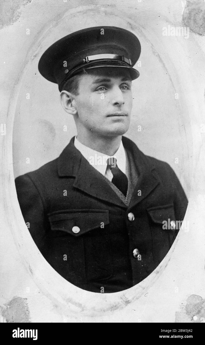 Fire brigade officer congratulated on bravery in Wimpole Street fire by coroner . Station Officer Leonard Tobias . 22 November 1935 Stock Photo