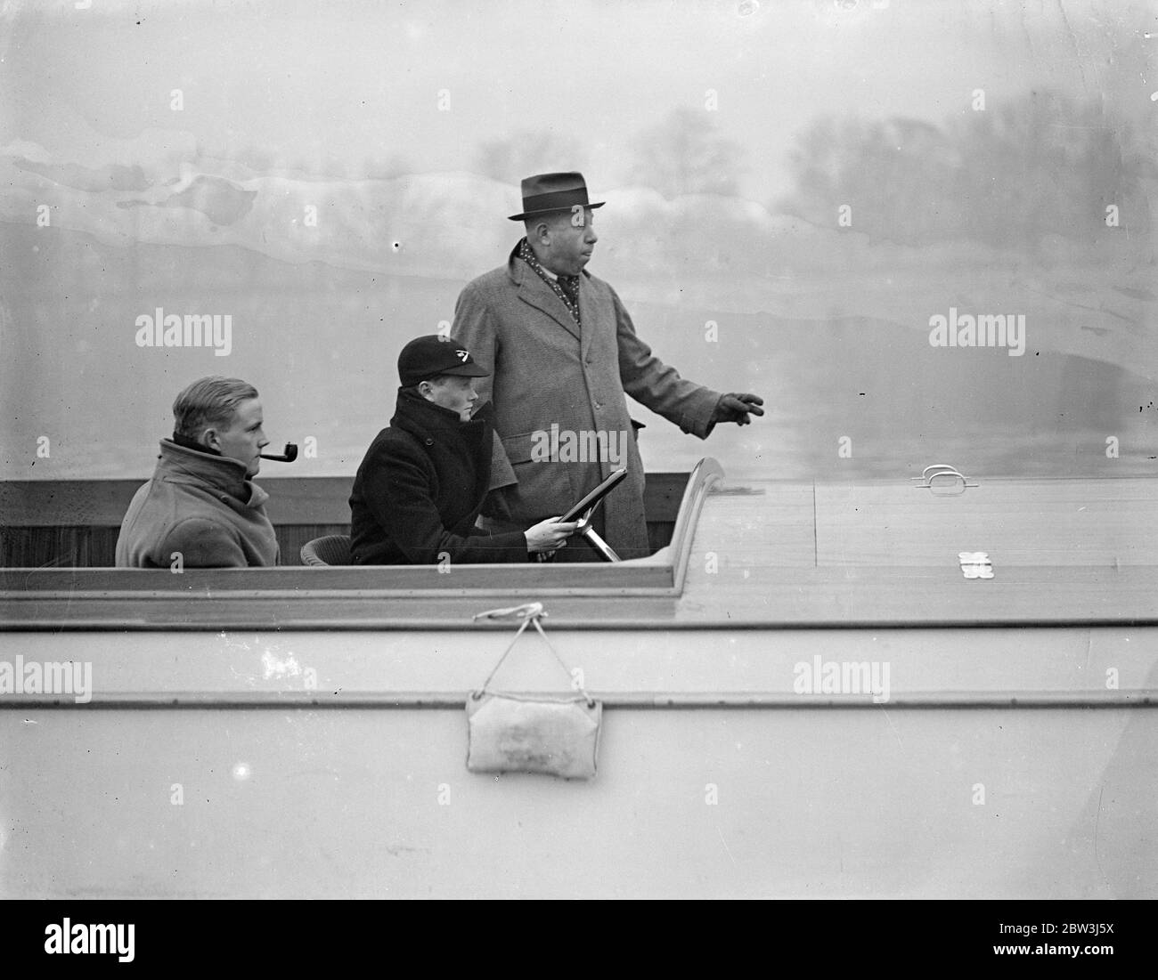 Bossy  Phelps takes the Oxford cox over the course .  Bossy  Phelps takes the Oxford cox , M A Birke , over the boat race course . 18 March 1935 Stock Photo