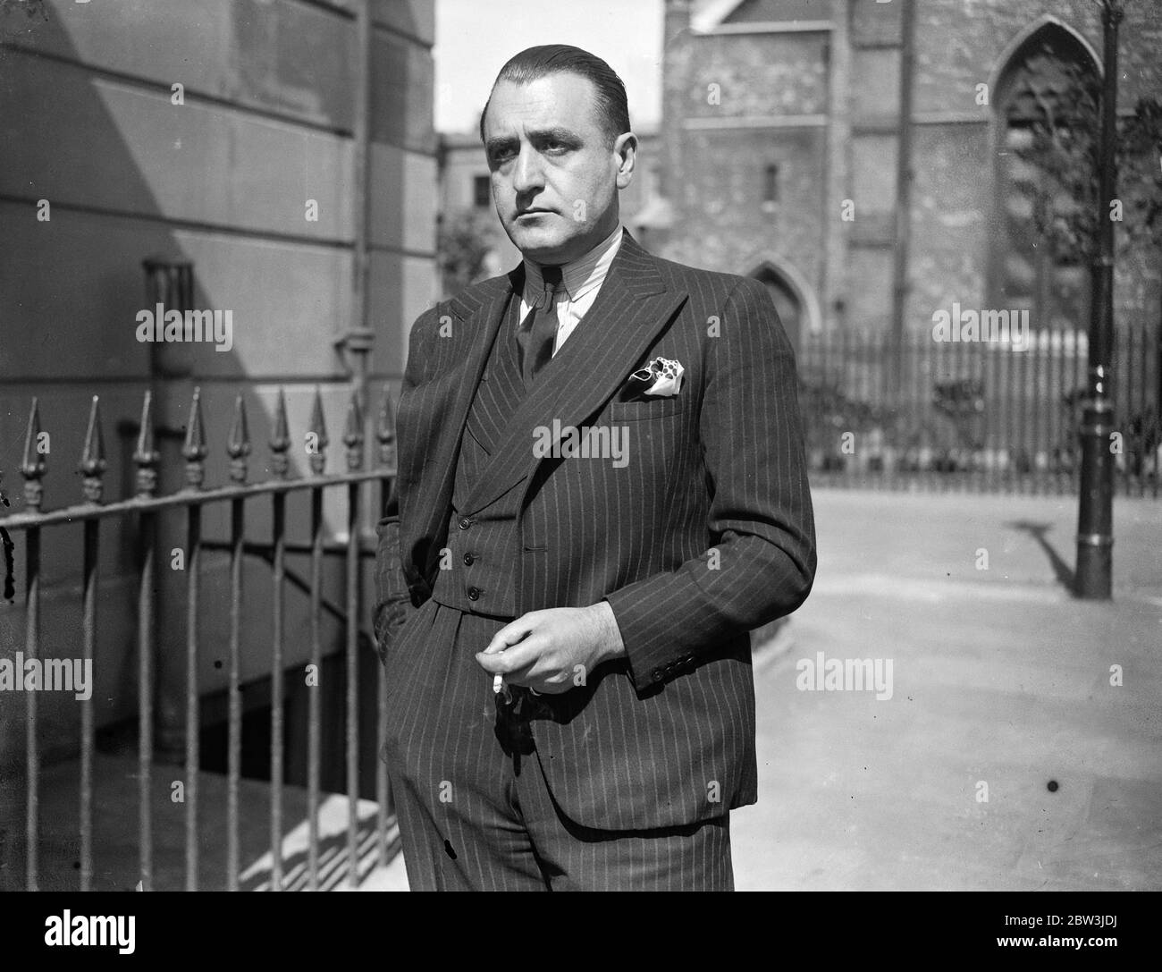 Mussolini ' s London double . Percy Romano , aforty year old London clerk , bears an amazing resemblence to Signor Mussilini , the Italian Dictator .2 August 1935 Stock Photo