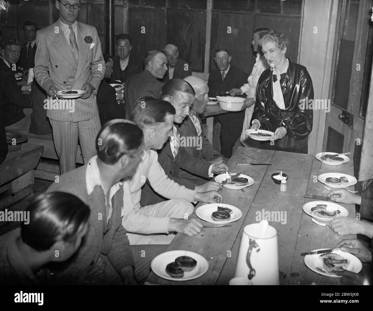 Countess of Oxford and Asquith serves meals to down and outs in S Peter ' s Kitchens , Peter Street , Soho . 18 July 1935 . Stock Photo