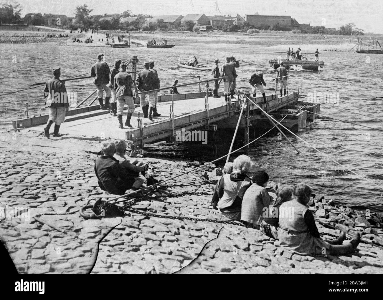 German sappers show latest method of crossing rivers . The Nagdeburg sappers battalion of the German army demonstrated the latest methods of crossing rivers before military experts at Niagripp on the Elbe . Photo shows one of the two landing stages erected on either side of the river , on which troops embark and disembark from their craft . 31 July 1935 Stock Photo