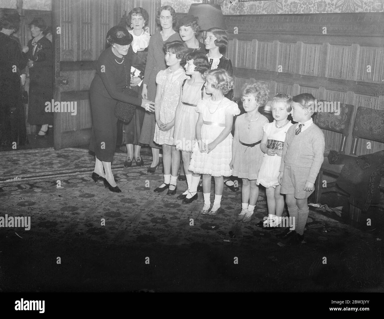 Beauty competition in the speaker 's house . Irene Vanbrugh judges children at Houses of Parliment . Miss Irene Vanbrugh judging the children . 24 November 1935 Stock Photo