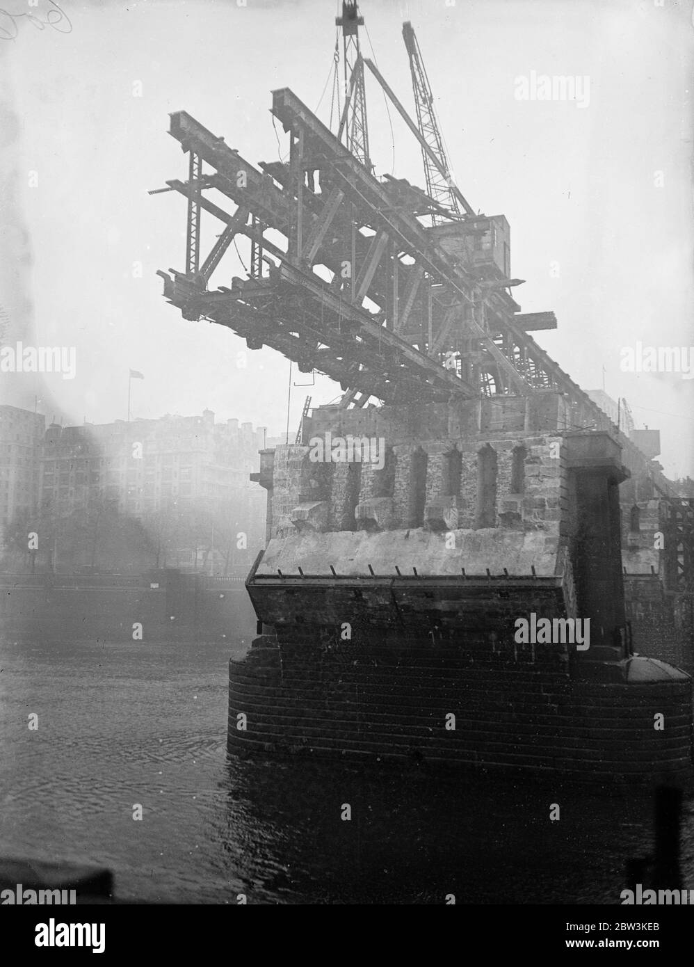 Waterloo Bridge - the last phase . The cantilever bridge being ...