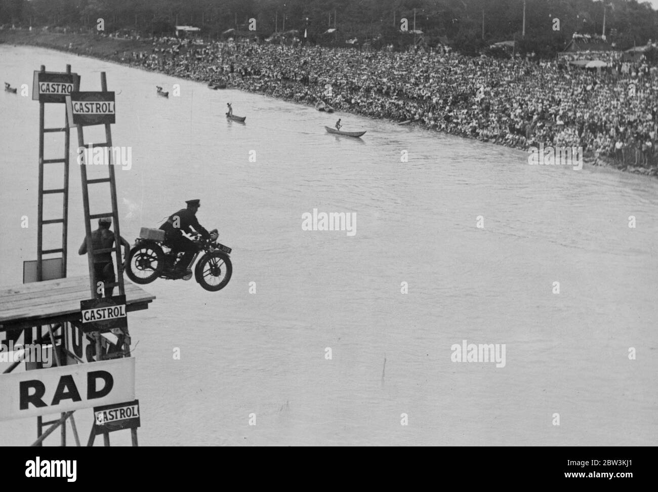 Vienna mobile policeman dives into rivers at full speed . He provided the most sensational feature of the police sports in Vienna . 2 July 1935 Stock Photo