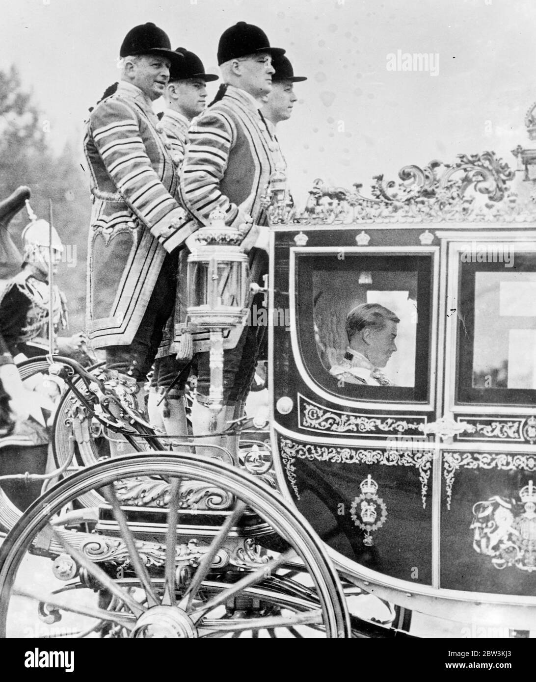 King leaves St James ' s Palace after levee . After having held the second levee , of his reign at St James ' s Palace , King Edward returned in the gold State coach to Buckingham Palace . Photo shows , King Edward leaving St James ' sPalace in the state coach . 26 May 1936 Stock Photo
