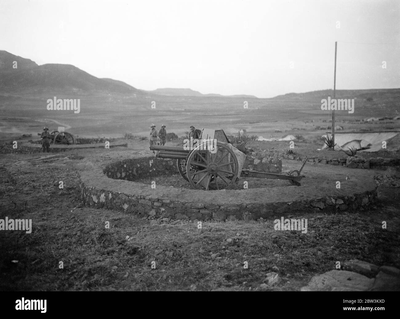 Italian 75 mm field guns dug in at Adigrat . May 1936 Stock Photo
