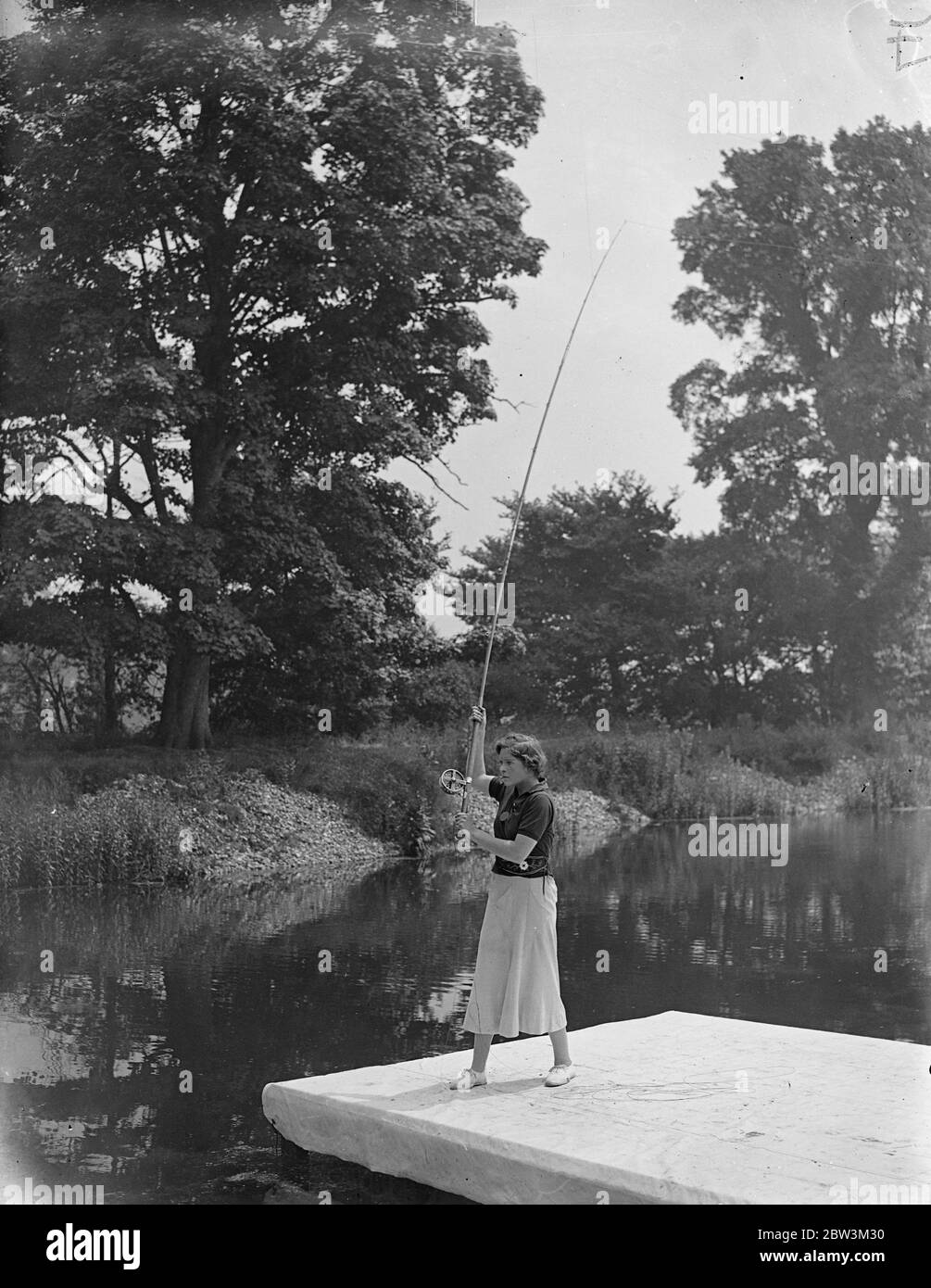 Woman competes in fly casting tournament at Iver . Jeanne Barry casting in the Salmon Fly distance event . 20 June 1936 Stock Photo