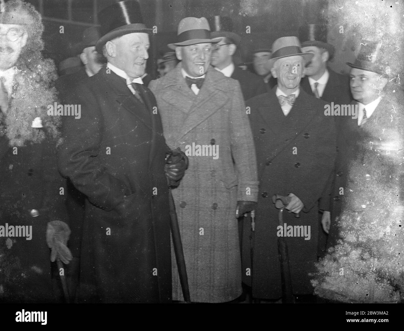 Italian and French delegations to Naval conference arrive in London . Admiral Vladi-iro Pini , the Italian expert ( left ) on arrival at Victoria , London . 6 December 1935 Stock Photo
