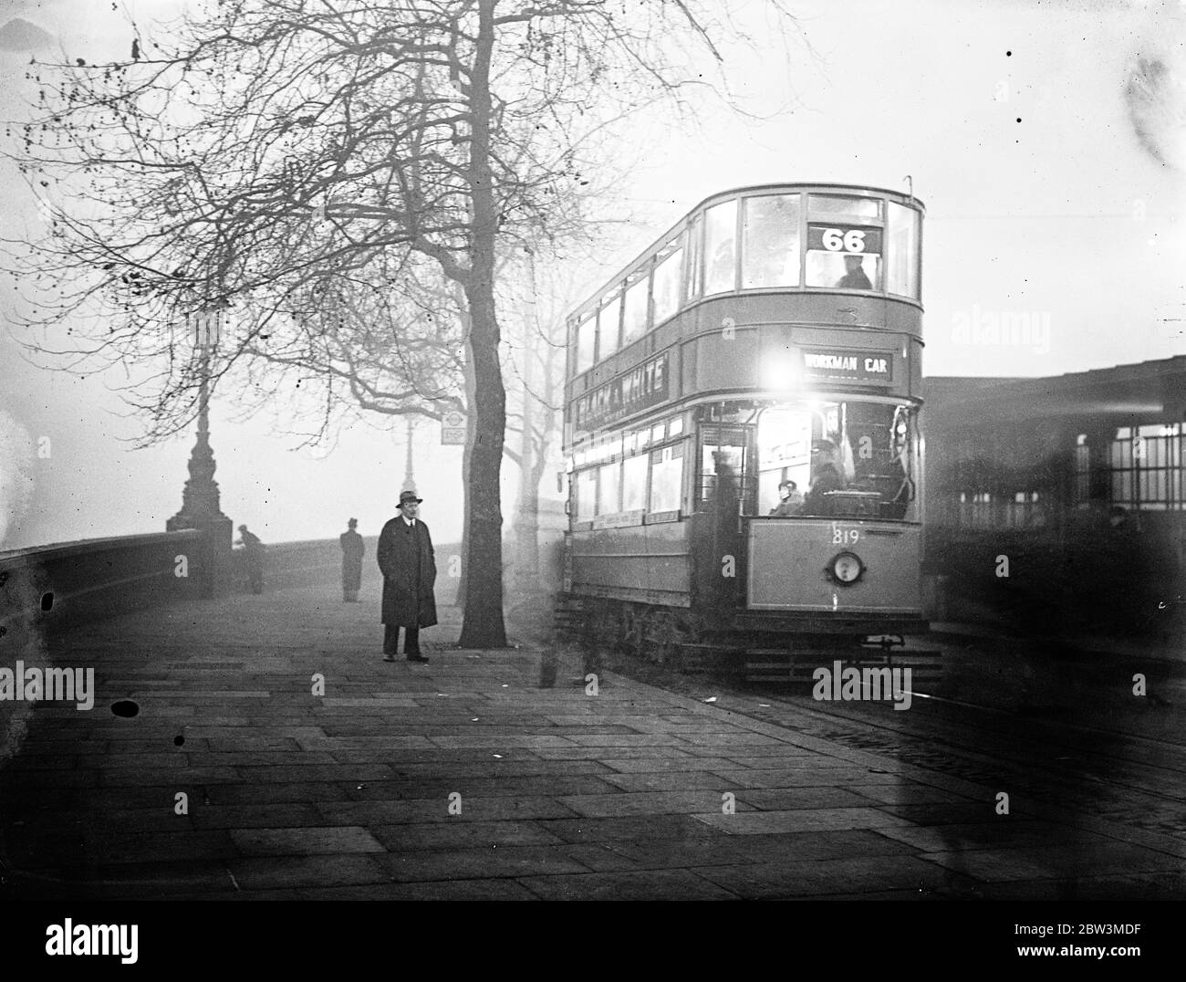 London 's first  Pear Souper  . A tram feeling its way in the gloom at Blackfriars . 7 December 1935 Stock Photo