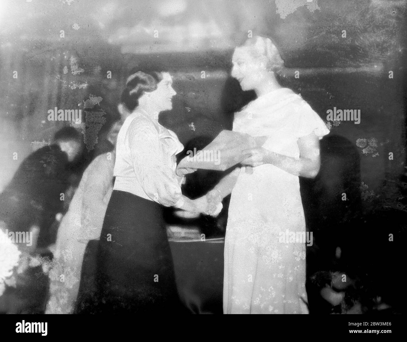 Lady Mayoress presents prizes to Guildhall School of Music students at Mansion House . The Lady Mayoress presenting her prize to Phyllis Simons . The Lady Mayoress ' prize is competed for by pianoforte students . 25 October 1935 Stock Photo