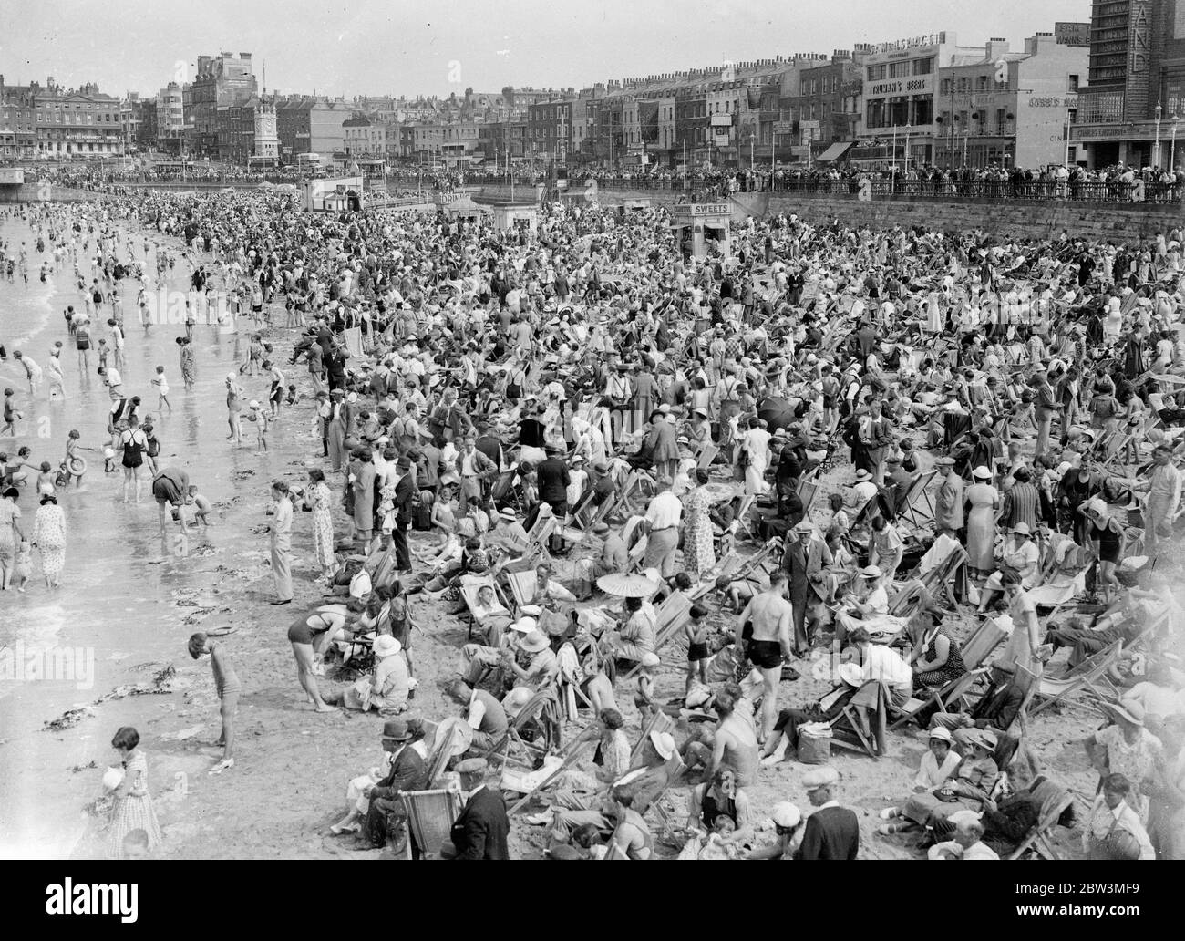 Record Crowds at Margate beach . 8 August 1935 Stock Photo